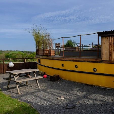 Swallowfield Glamping-Unsinkable 예오빌 외부 사진